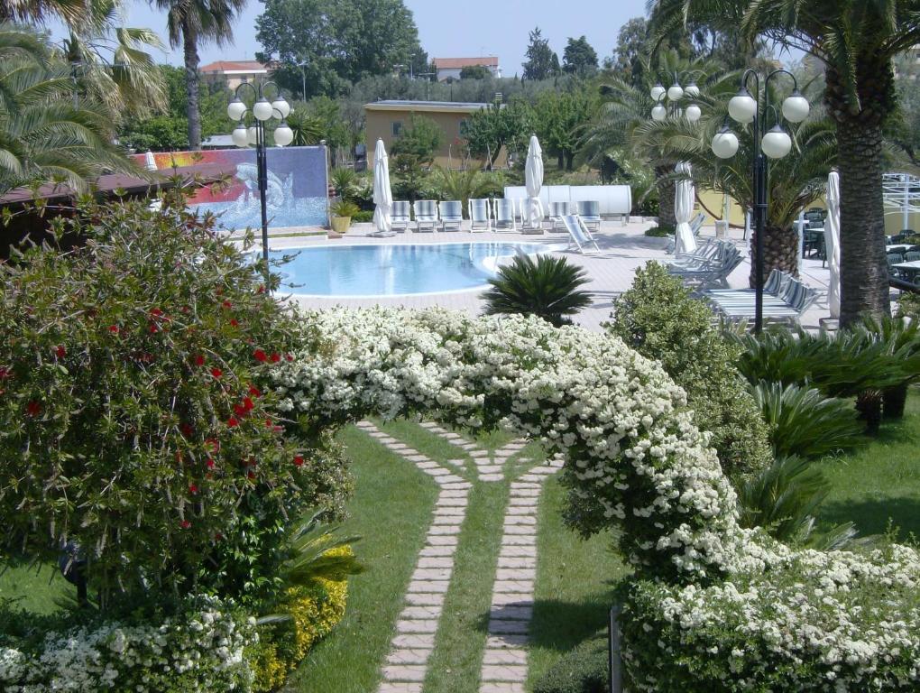 Hotel Marina Roseto Degli Abruzzi Exterior foto