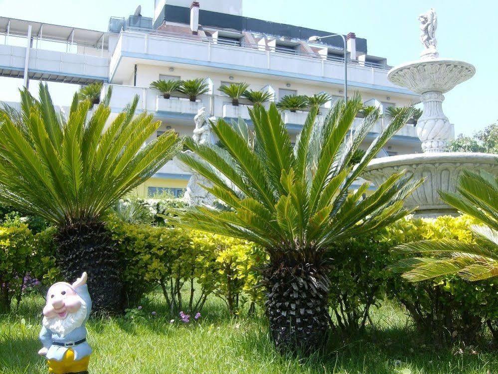 Hotel Marina Roseto Degli Abruzzi Exterior foto